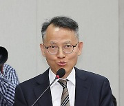 의원 질의에 답변하는 이충상 국가인권위원회 상임위원