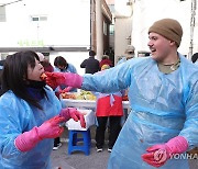 '제가 만든 김치 맛보세요'