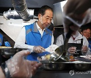 배식 봉사활동 나선 한덕수 국무총리