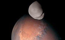100㎞ 거리서 본 화성의 달…데이모스 초근접 사진 공개 [우주를 보다]
