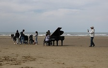 [남도마실] "해변에서 피아노 연주해 볼까?"…신안 자은도 포토존 인기