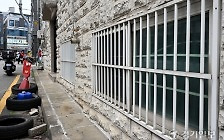 안전 지키던 ‘폐쇄형 방범창’…재난 땐 감옥으로 ‘돌변’ [현장, 그곳&]