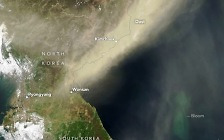 한반도를 기둥처럼 덮은 ‘먼지의 벽’…NASA 위성 황사 포착 [지구를 보다]