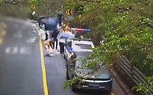 우산 쓴 사람들, 4시간 동안 도로에 종이를…무슨 일이? [잇슈 키워드]