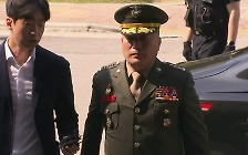 [현장영상+] 김계환 해병대 사령관 공수처 출석...취재진 질문에 묵묵부답