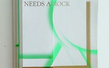 [김진영의 사진집 이야기] 사에 혼다(Sae Honda)의 ‘우리 모두는 돌이 필요하다(Everybody Needs a Rock)’ | 예술 작품으로 탄생한 폐품, 버려진 자원에 담긴 무한한 가능성