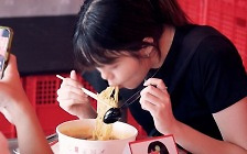 [친절한 경제] 소녀 감격의 눈물 '펑펑'…열광적 사랑받은 이 한국 식품은