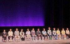 무대 위, 배우들이 재현하는 원작의 감동…뮤지컬 ‘천 개의 파랑’ [D:현장]