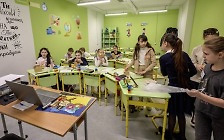 [포착] 러 폭격 피하려고…지하 벙커 학교서 공부하는 우크라 어린이들