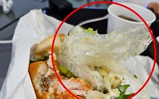 [OK!제보] 유명 햄버거에 비닐장갑…증거 회수한 후엔 '오리발'