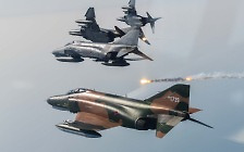 [영상] 55년간 우리 하늘 지킨 F-4 팬텀 고별비행 장면[이현호 기자의 밀리터리!톡]