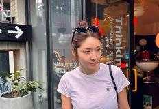 김빈우, 심플 티셔츠 하나로 완성한 은근한 시스루 룩 이미지