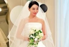 애 둘 낳고 결혼한지 12년만에 다시 입어 본 여배우의 웨딩드레스룩 이미지