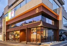 도산공원 옆, 지금 가장 힙한 스타벅스 매장이 생겼다 이미지