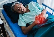 왼쪽 윗배 통증, "이 병"의 초기 신호일 수 있습니다 이미지