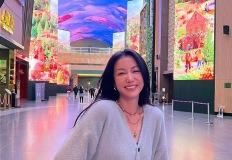 김옥빈, 포근한 가디건으로 완성한 사랑스러운 여행룩 이미지
