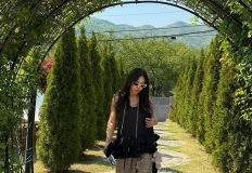 황신혜의 나들이룩, 러플 슬리브리스와 레오파드 팬츠로 완성한 감각적 믹스매치 이미지