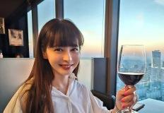 구잘의 화이트 셔츠 스타일링, 도시적인 세련미 발산 이미지