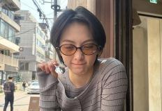 강지영의 멋스러운 안경 스타일링, 도시 감성 완벽 소화 이미지