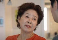 “죽을 때 돈 싸들고 가냐?”…81세 선우용여, 매일 벤츠 끌고 호텔 조식 먹는 이유 이미지