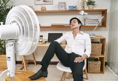 "시원하지만 위험하다?"...밤새 선풍기 틀면 생기는 5가지 건강 위험! 이미지