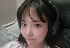 김민아 기내패션, 화이트 티셔츠 & 헤드폰 셀카 편안함 속 세련미 이미지