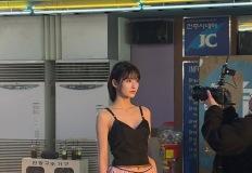 서지혜의 핑크 리본 스커트, 복고 감성 물씬 이미지