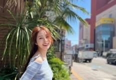 서동주, 어깨 트임 니트로 완성한 청량 봄날 패션 이미지