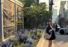 강예원, 봄날 햇살 아래 빛나는 하의 실종룩 이미지