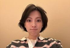 강지영의 스트라이프 폴로셔츠 룩, 내추럴 무드의 봄 패션 완성 이미지