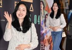 45세에 광채 피부로 시선 압도…‘세안 하나로 아기피부’ 유지한 여배우, 트위드 캐주얼룩 이미지