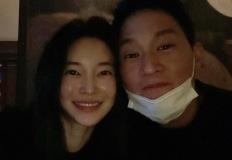 “놀 거 다 놀고 시집은 오빠한테 와”…김윤지의 드라마 같은 결혼 스토리 이미지
