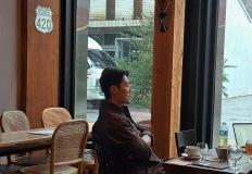 이희준의 레더 셔츠 룩, 전주에서 포착된 시크한 카페 스타일 이미지