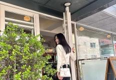 이주연의 블랙 버뮤다 팬츠 룩, 미니멀리즘의 정석 이미지