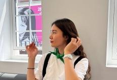완벽한 그린 포인트… 진아름, 화이트 티셔츠 하나로 완성한 청량 데일리룩 이미지