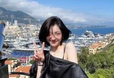 박지현,  한쪽 오프숄더 실크 블라우스룩 이미지