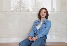 청청의 정석, 김성령 데님 셋업에 ‘깃털 슬리퍼’로 반전 매력 이미지