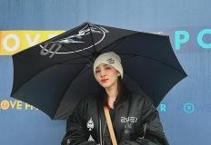 “비 오는 날도 힙하게” 산다라박, 컬투쇼 출근길 완전 무장 이미지