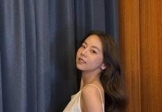 안소희의 새틴 드레스룩, 절제된 우아함 이미지