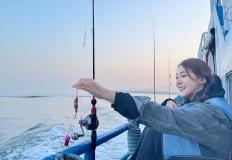 유인영의 꾸안꾸 낚시 패션, 바다 위 힐링룩 이미지