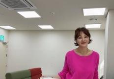 눈부시다, 이승연의 핫핑크 니트와 화이트 롱스커트 조합 이미지