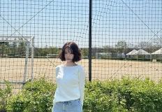 청량함 폭발, 여름의 반할만한 흰 티셔츠와 데님 스커트 조합 이미지