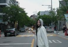 후드 점퍼에 와이드 팬츠, 이나은의 스트릿 꾸안꾸 룩 정석! 이미지