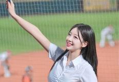 완벽한 핏, 우수한 치어리더의 화이트 셔츠 룩이 눈부셨다 이미지