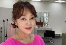 50대 스타일의 교본! 이승연, 핑크빛 에너지 장착 완료! 이미지