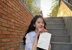 “장원영 언니 맞아?” 장다아, 청순미 가득한 봄날 셔츠룩 이미지