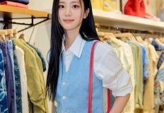 "이 작은 가방이 룩을 살렸다" SNS에서 화제된 미니백이 만든 스타일 변화 이미지