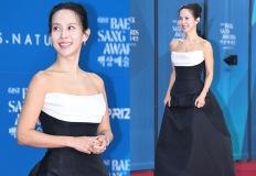 조여정, 44세 맞아? 우아한 오프숄더 퀸! 눈부신 동안미모 절대적 품격의 드레스룩 이미지
