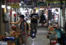 "식당도 마트도 안 간다" 식품·외식 소비 이례적 동반 감소 이미지