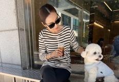 완벽한 데일리룩, 전혜진이 선택한 스트라이프와 메리제인 슈즈 조합 이미지